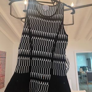 Parker top, black and white. In size S